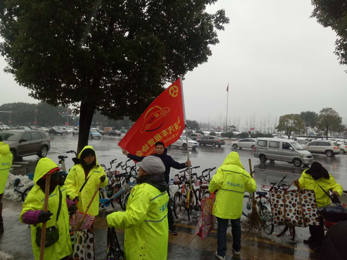 志愿者看望環(huán)衛(wèi)工，一對(duì)環(huán)衛(wèi)夫妻照顧腦積水兒子 29 年
