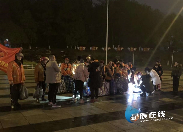 長(zhǎng)沙縣：“橙衣俠”掃雪開(kāi)路 志愿者冬夜送溫暖